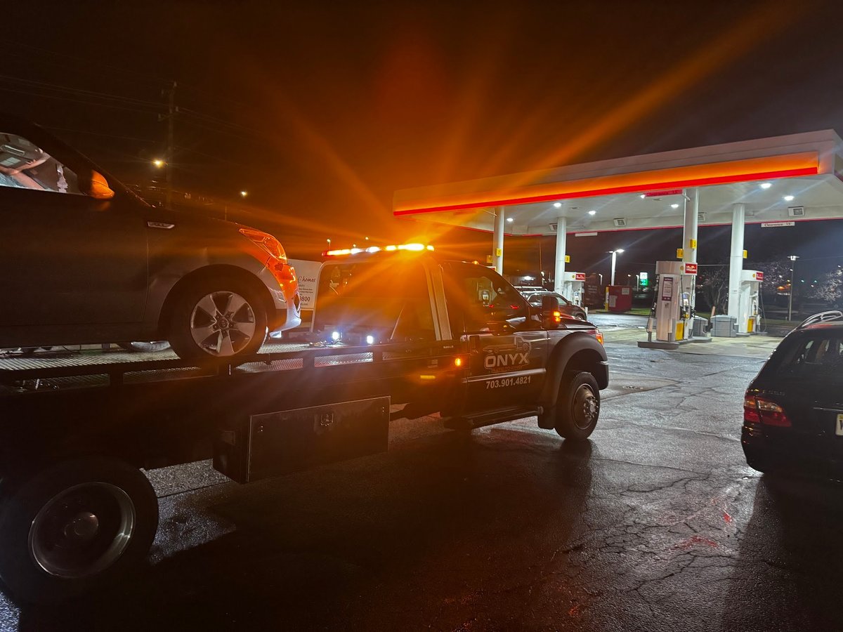Professional flatbed tow truck in Oakton Virginia - Onyx Auto Towing emergency service